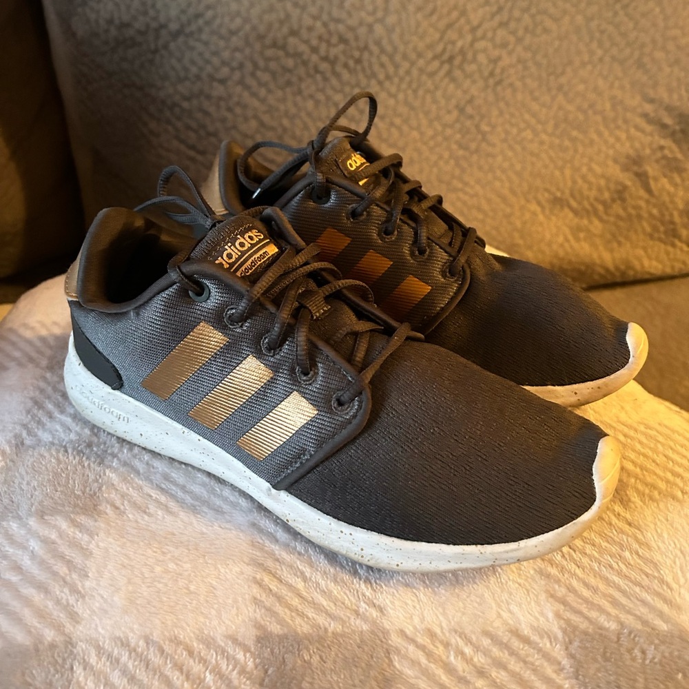 Adidas Cloud Foam Gray Sneakers with Sleek Design